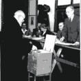Renner bei der Stimmabgabe zur Nationalratswahl 25.11.1945